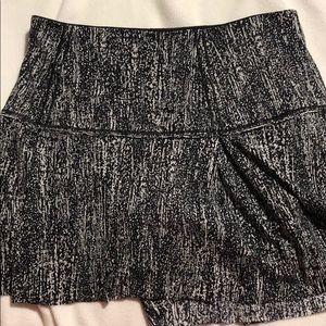 Lululemon black and white pattern tennis skirt